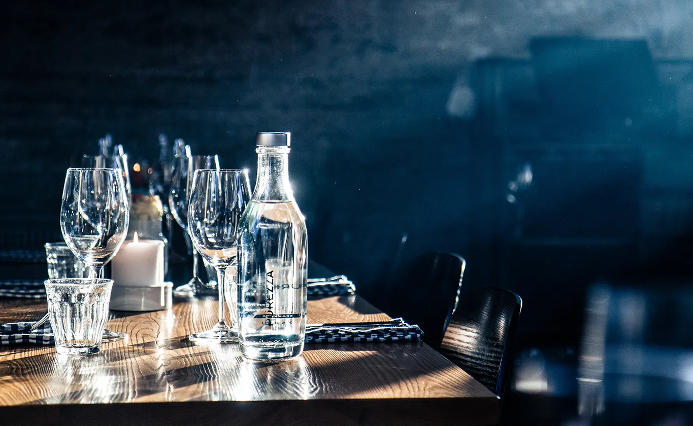 Lasit ja pullot pöydällä HoReCa