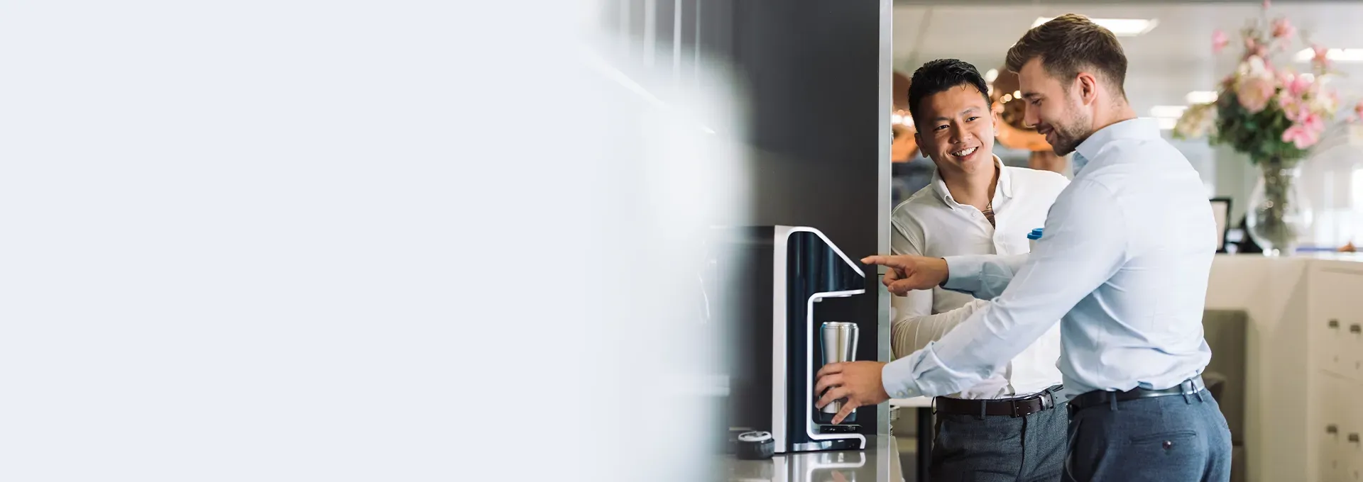 Vedenjäähdytin ja kahviautomaatti toimistoon